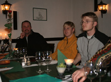 Ungdomarna och t&auml;vlingsledningen... Foto: Mats Olsson